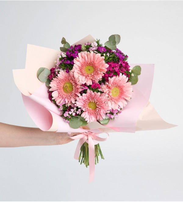 Bukette Pembe Gerberalar ve Hüsnüyusuflar
