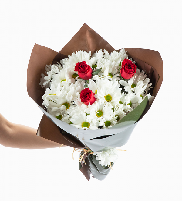 Bukette Kırmızı Güller ve Papatyalar