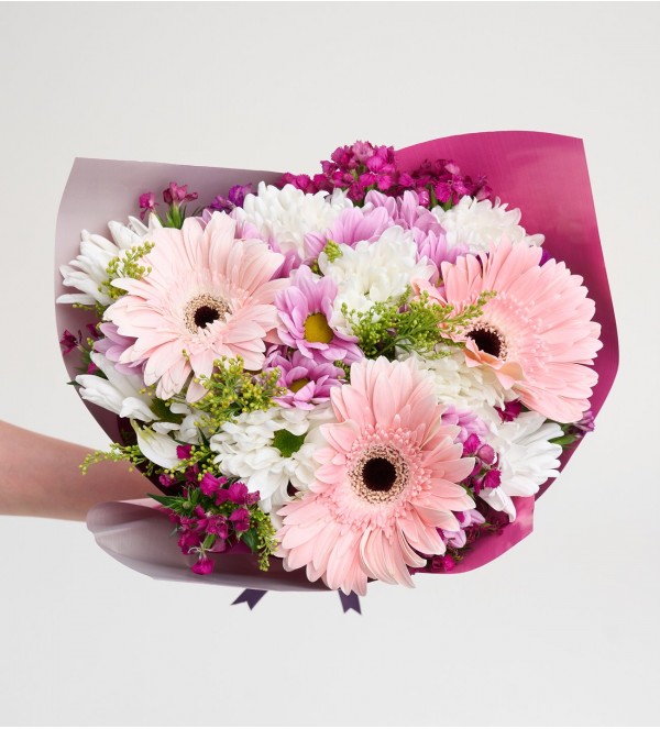 Bukette Pembe Gerberalar ve Papatyalar