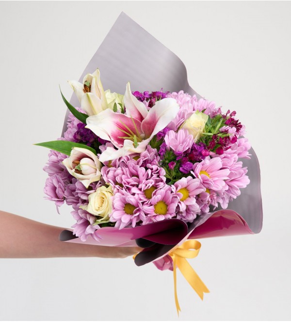 Bukette Beyaz Güller ve  Lilyumlar