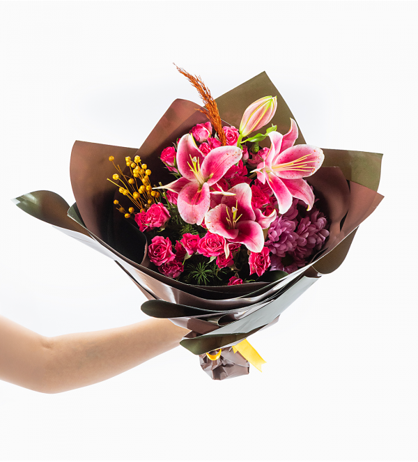 Bukette Pembe Lilyum ve Çardak Güller