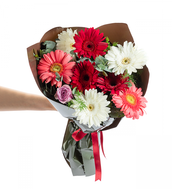 Bukette Gerberalar ve Lila Güller